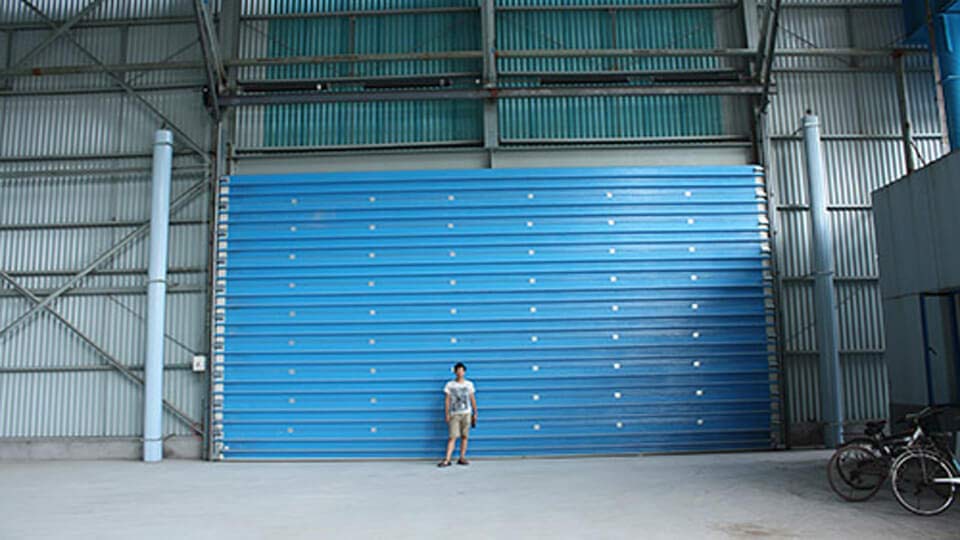 Giant Industrial Lifting Door